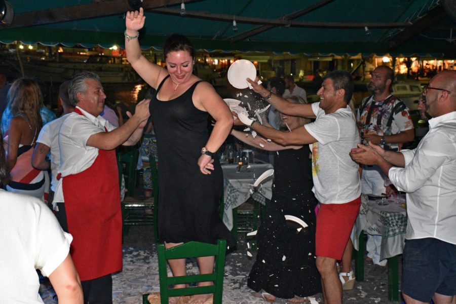 Manos fish restaurant dancing time